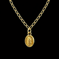 Gargantilla de medalla de la Virgen en oro 10K, joyería ROMA, con cadena fina y medalla colgante detallada en oro.