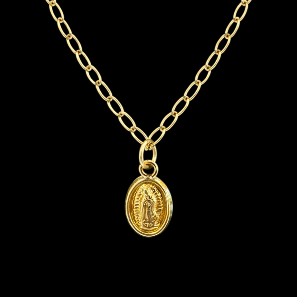 Gargantilla de medalla de la Virgen en oro 10K, joyería ROMA, con cadena fina y medalla colgante detallada en oro.
