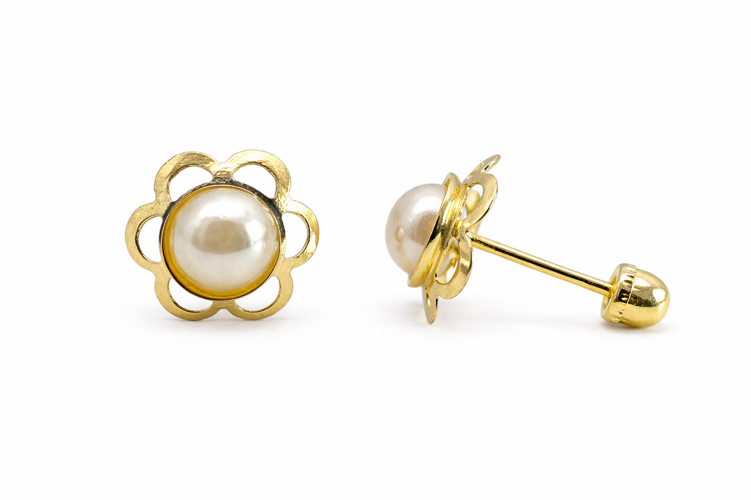 Broquel de oro 10K con flor y perla de joyería ROMA, diseño elegante con flor y perla central sobre fondo blanco