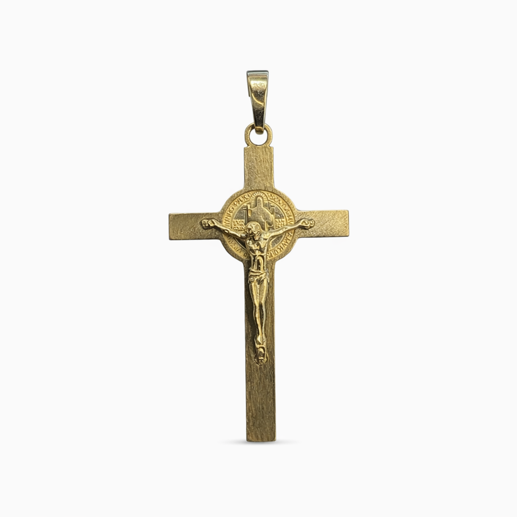 Cruz con Cristo y San Benito en oro de 10K, joyería elegante con detalles religiosos, diseñada por Joyería ROMA