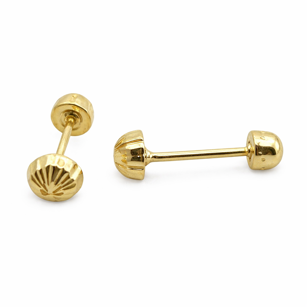 Hongo de oro de 10K de 3 mm de Joyería ROMA, close-up de un pequeño accesorio de joyería en oro amarillo.