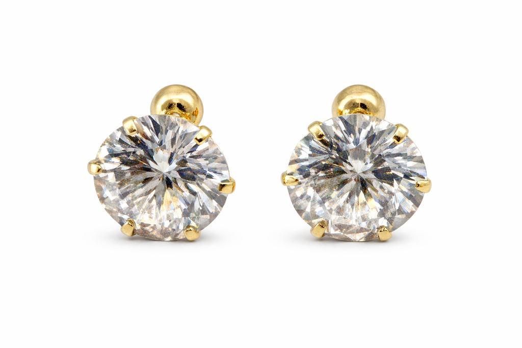 Arete recto de 10 mm en oro 10K, joyería Roma, muestra su diseño simple y elegante en imagen.