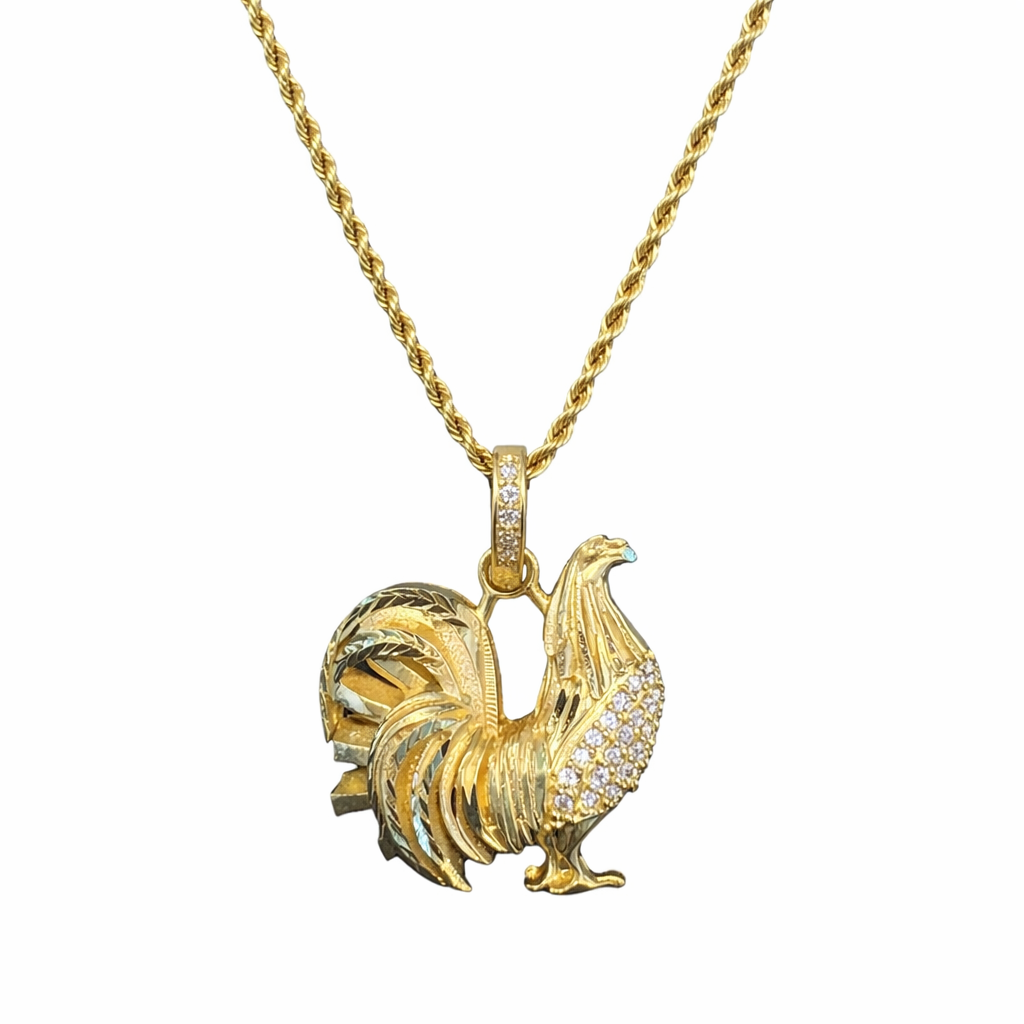 Gallo con zirconias en oro 10K de joyería ROMA, joya elegante con detalles brillantes y diseño de gallo.