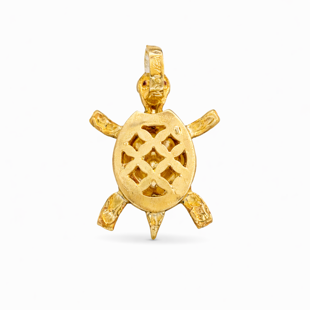 Tortuga tricolor en oro de 10K, pieza de joyería de Joyería ROMA, con detalles en diferentes tonos dorados.