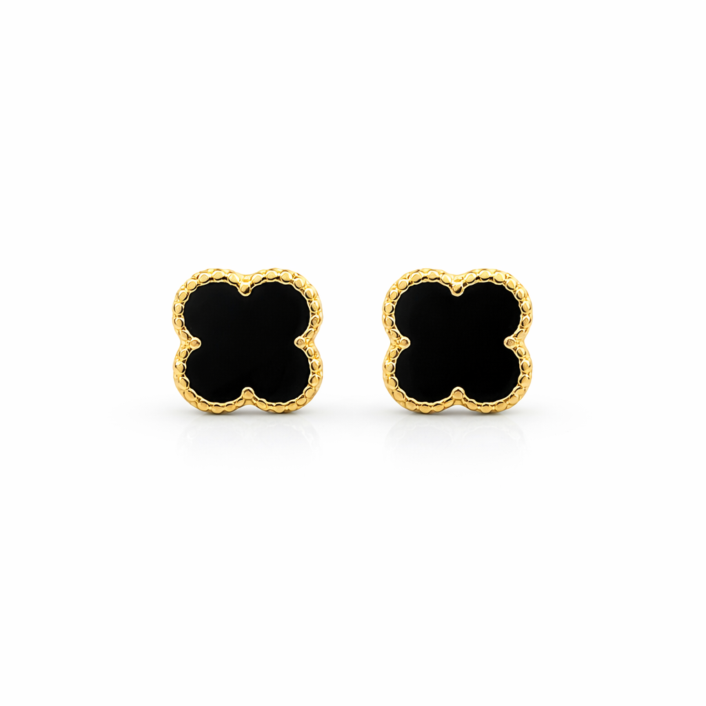 Broquel trébol de oro 10K con acabado en color, diseño delicado y elegante, perfecto para uso diario o como regalo.