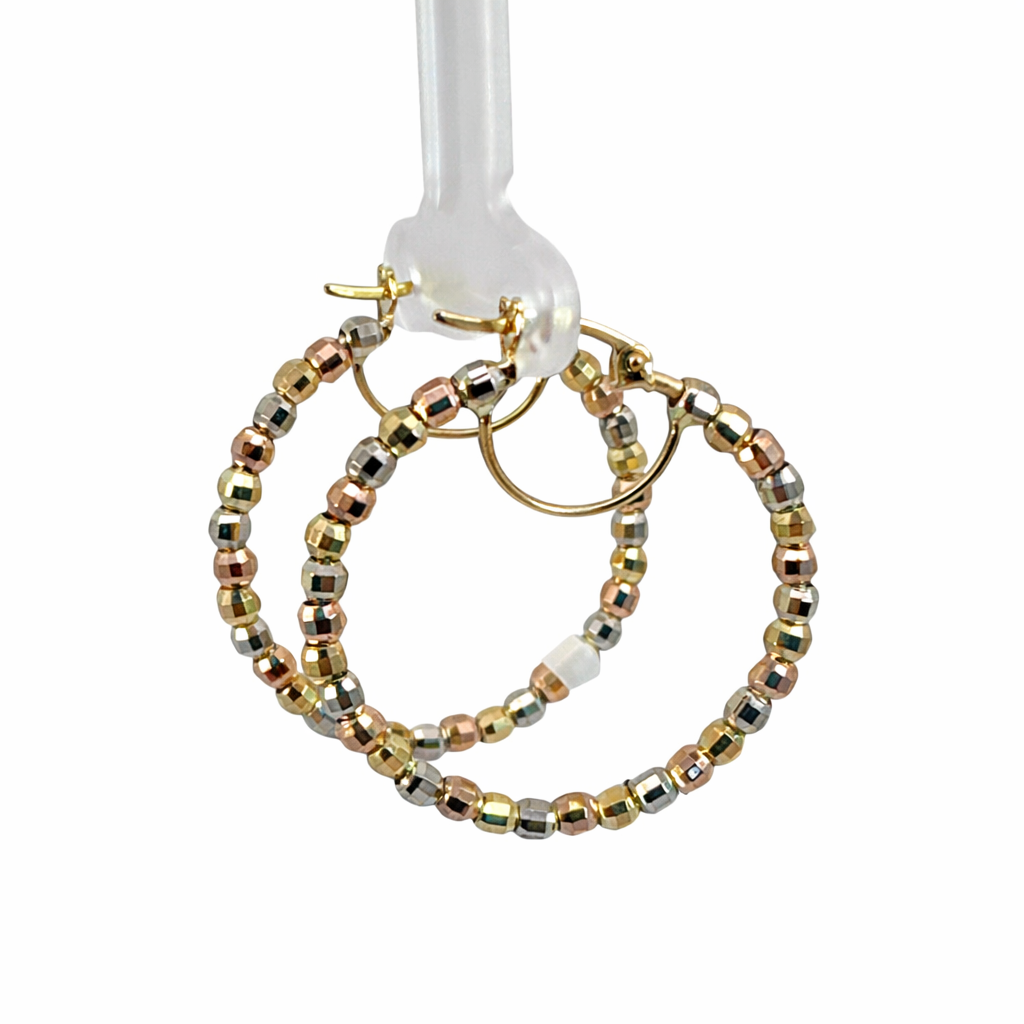 Arracadas tricolor de bolas en oro 10K de Joyería ROMA, con diseño elegante y detalles en varios colores.