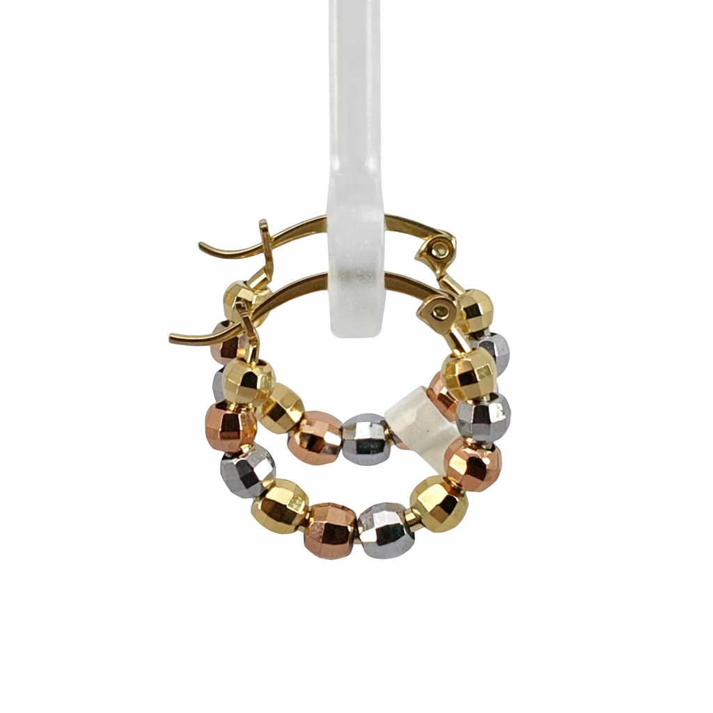 Arracadas tricolor de oro 10K con bolas, joyería ROMA, diseño elegante y brillante para lucir en ocasiones especiales.
