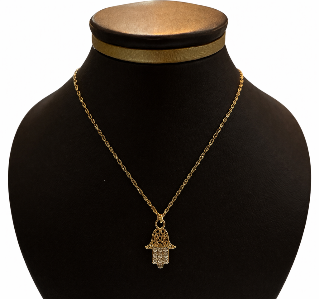 Gargantilla Mano de Fátima en oro 10K con zirconias, joyería elegante y detallada con diseño tradicional.