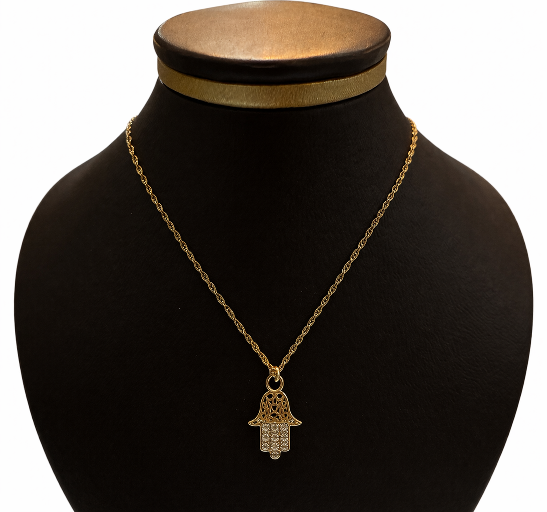 Gargantilla Mano de Fátima en oro 10K con zirconias, joyería elegante y detallada con diseño tradicional.
