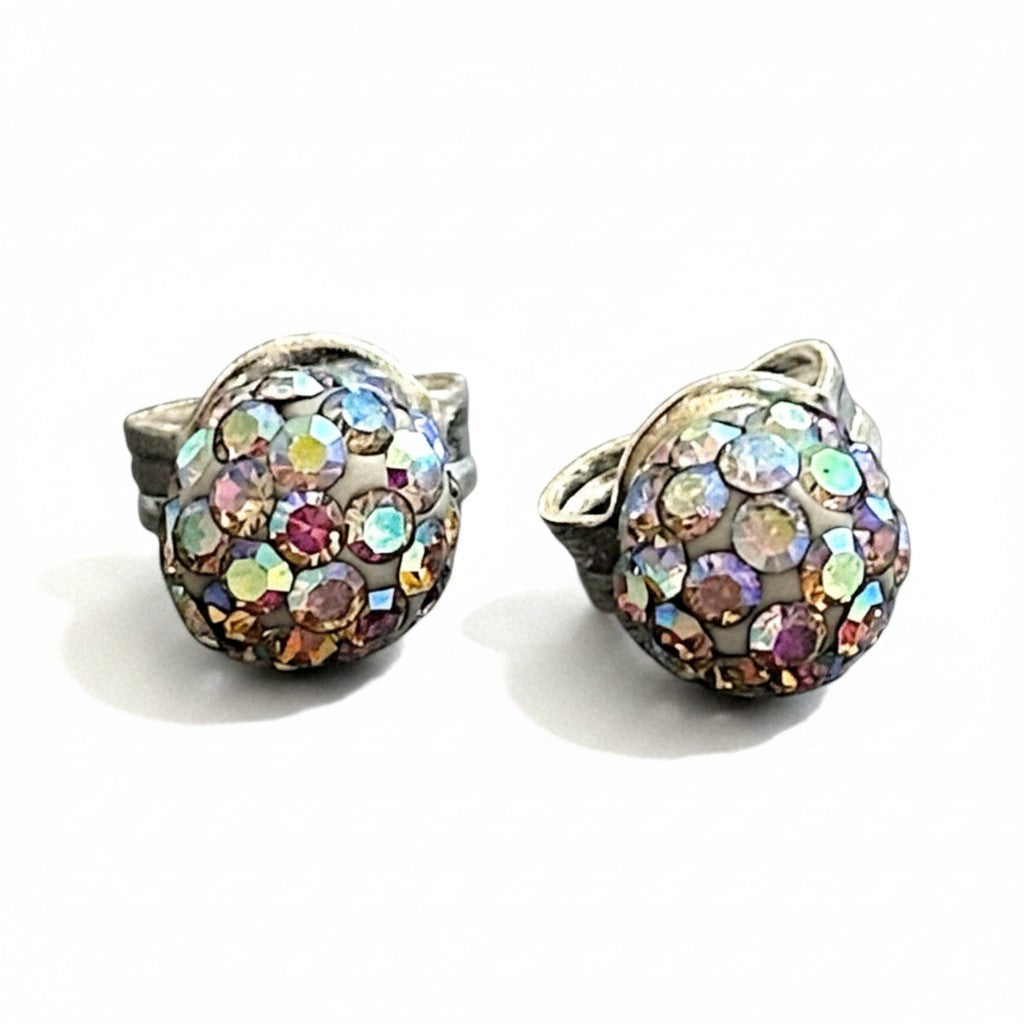 Broquel de pasta multicolor en plata .925 de Joyería ROMA, con detalles coloridos y acabado brillante.