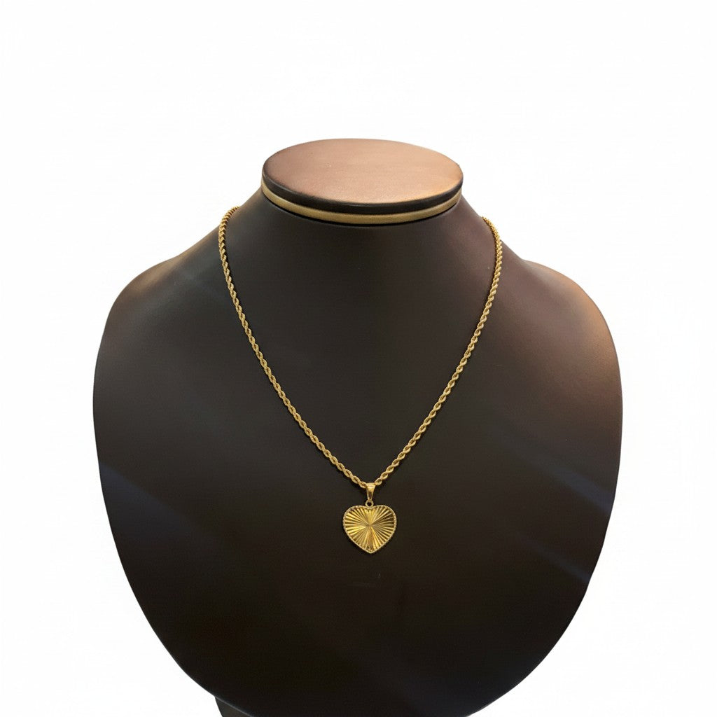 Dije corazón facetado en oro 10K de Joyería ROMA, con acabado brillante y diseño elegante en imagen.