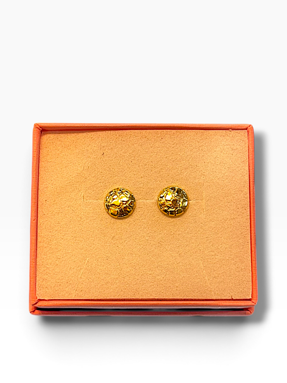 Broquel Luna Texturizada en oro de 10k de Joyería ROMA, con acabado texturizado y diseño de luna.