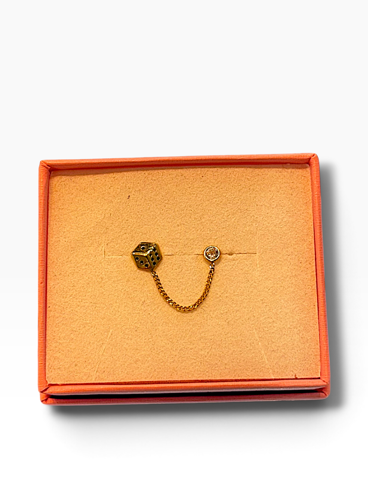 Broquel colgante con zirconia en oro 10K, diseño elegante y brillante, ideal para lucir en ocasiones especiales.