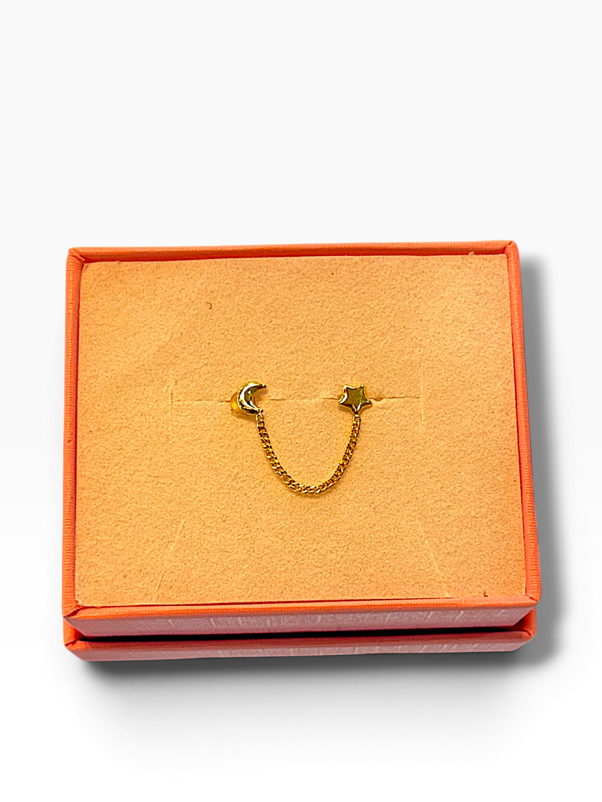 Broquel doble con luna y estrella en oro 10K con cadena, joyería ROMA, diseño elegante y detallado en imagen.