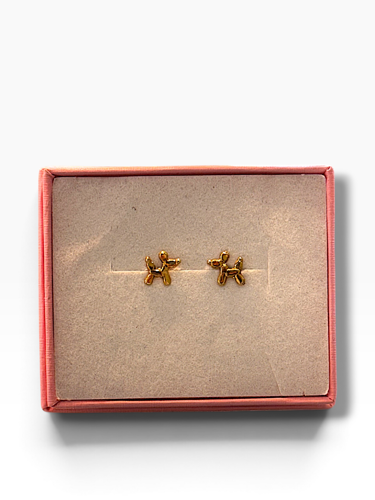 Broquel de perro en oro de 10K de Joyería ROMA, con diseño detallado y acabado brillante, sobre fondo neutro.