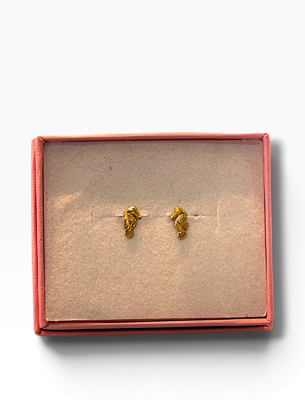 Broquel de caballito de mar en oro de 10K de Joyería ROMA, con detalles elegantes y diseño náutico.