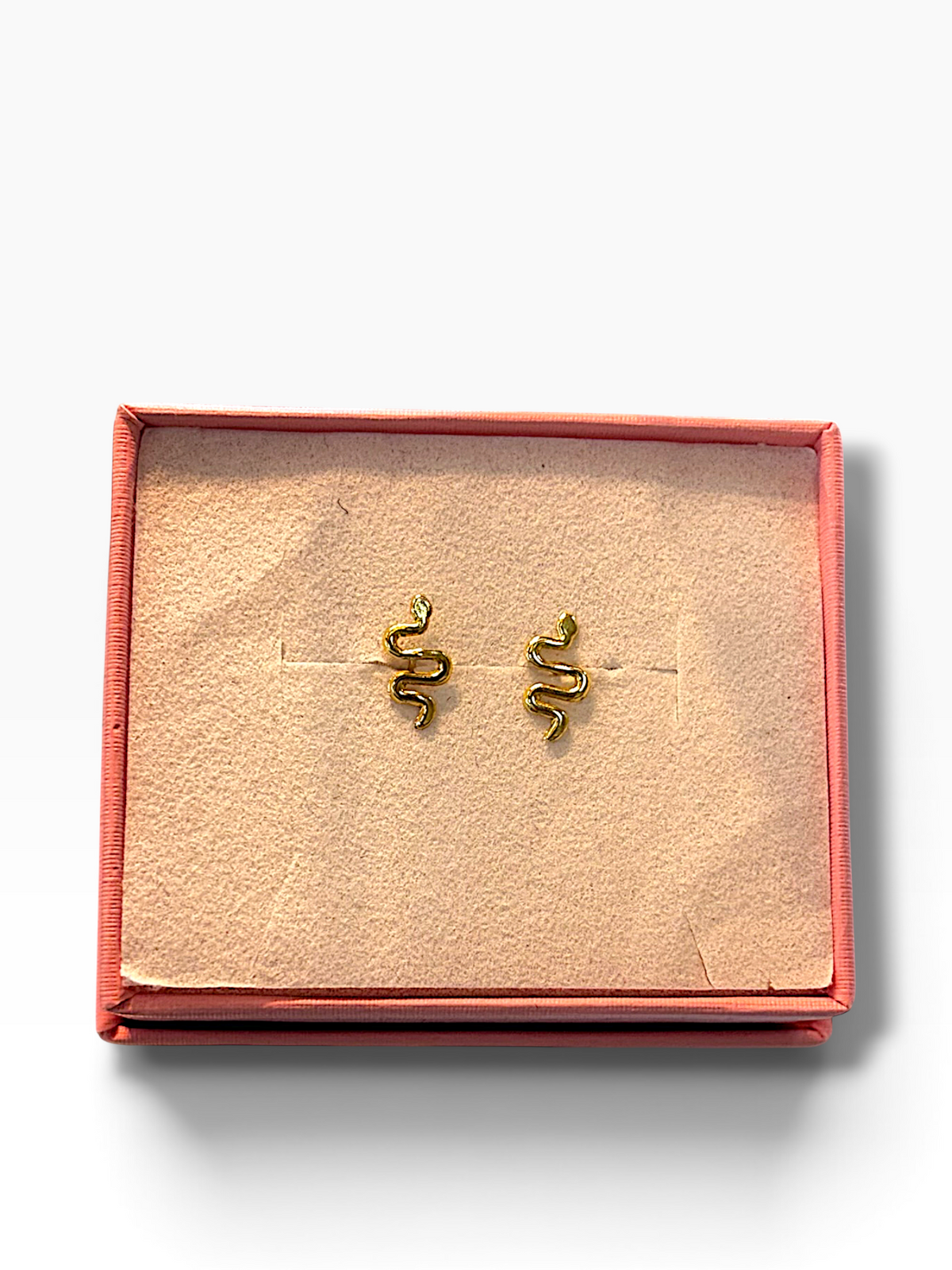 Broquel de serpiente minimalista en oro de 10K con diseño elegante, de joyería ROMA, en acabado dorado brillante.