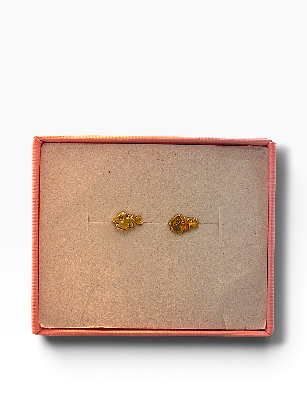 Broquel de pez en oro 10K de Joyería ROMA, joya elegante con diseño de pez en oro de 10 quilates.
