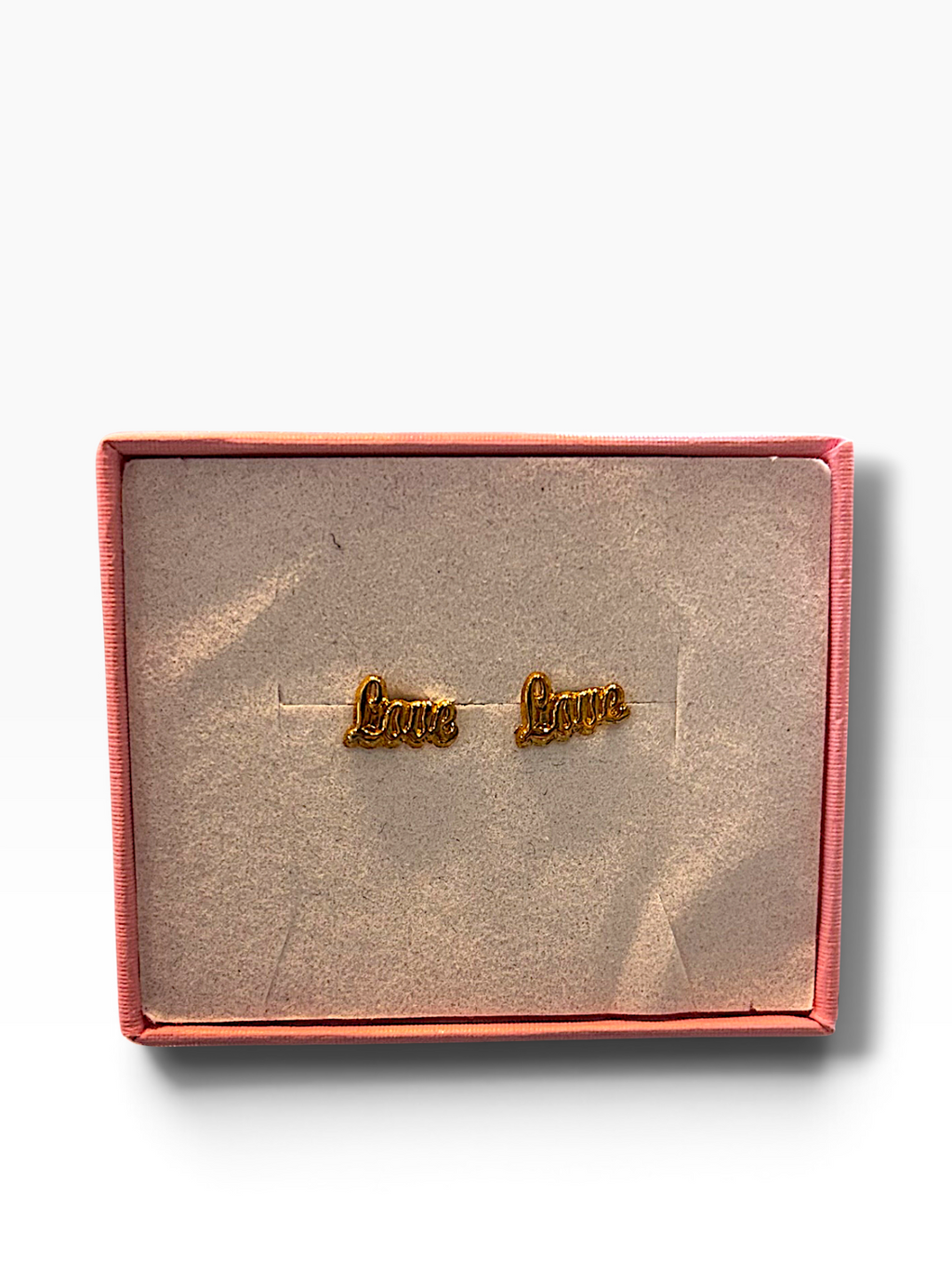 Broquel de oro 10K de Joyería ROMA, diseño de corazón con detalles elegantes y acabado brillante, para uso personal o regalo.