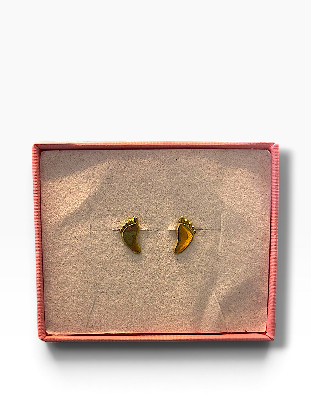 Broquel de oro 10K de Joyería ROMA, diseño elegante en forma de pie, con acabado brillante y detalles finos.