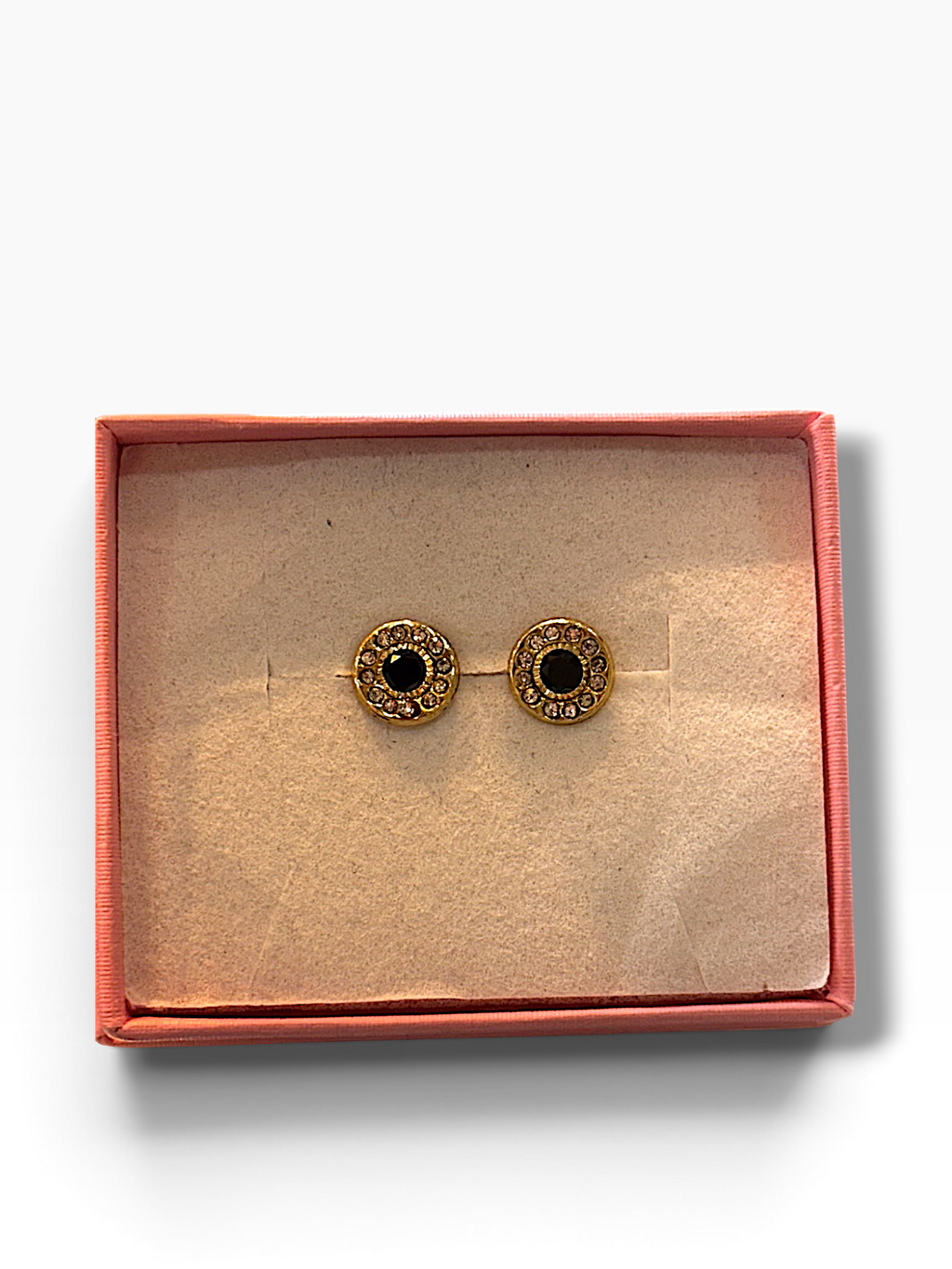 Broquel tipo giratiempo con zirconias en oro 10K, joyería Roma, muestra el diseño brillante y elegante del accesorio.