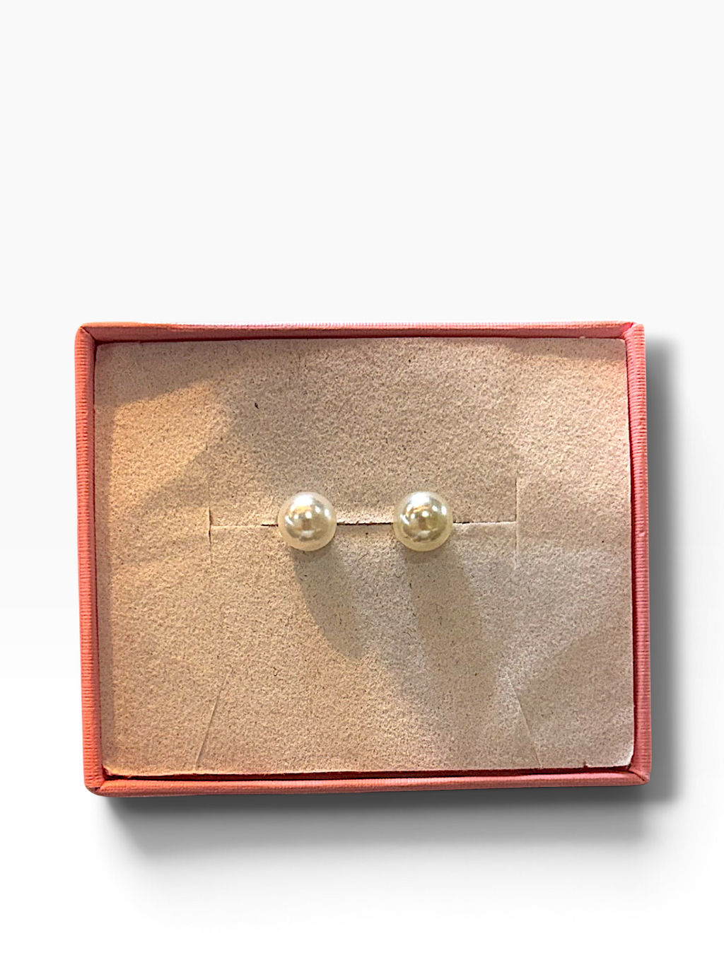 Broquel de perlas en oro 10K de Joyería ROMA, con perlas blancas y diseño elegante para ocasiones especiales.