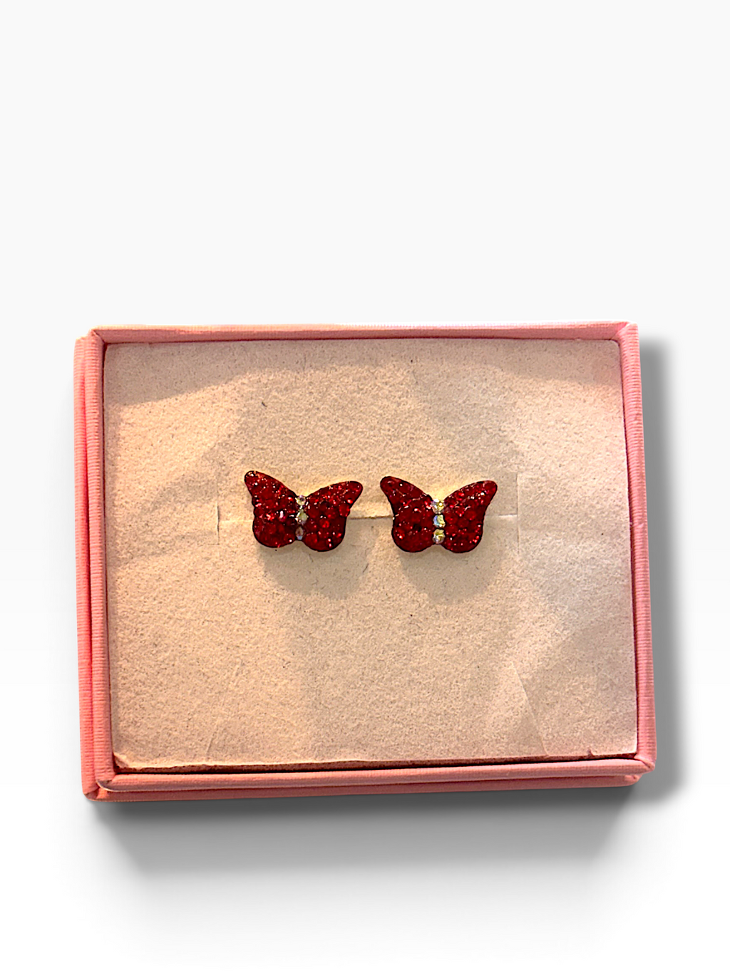 Broquel de mariposa con zirconias en oro 10K, joyería ROMA, diseño elegante con detalles brillantes y delicados.