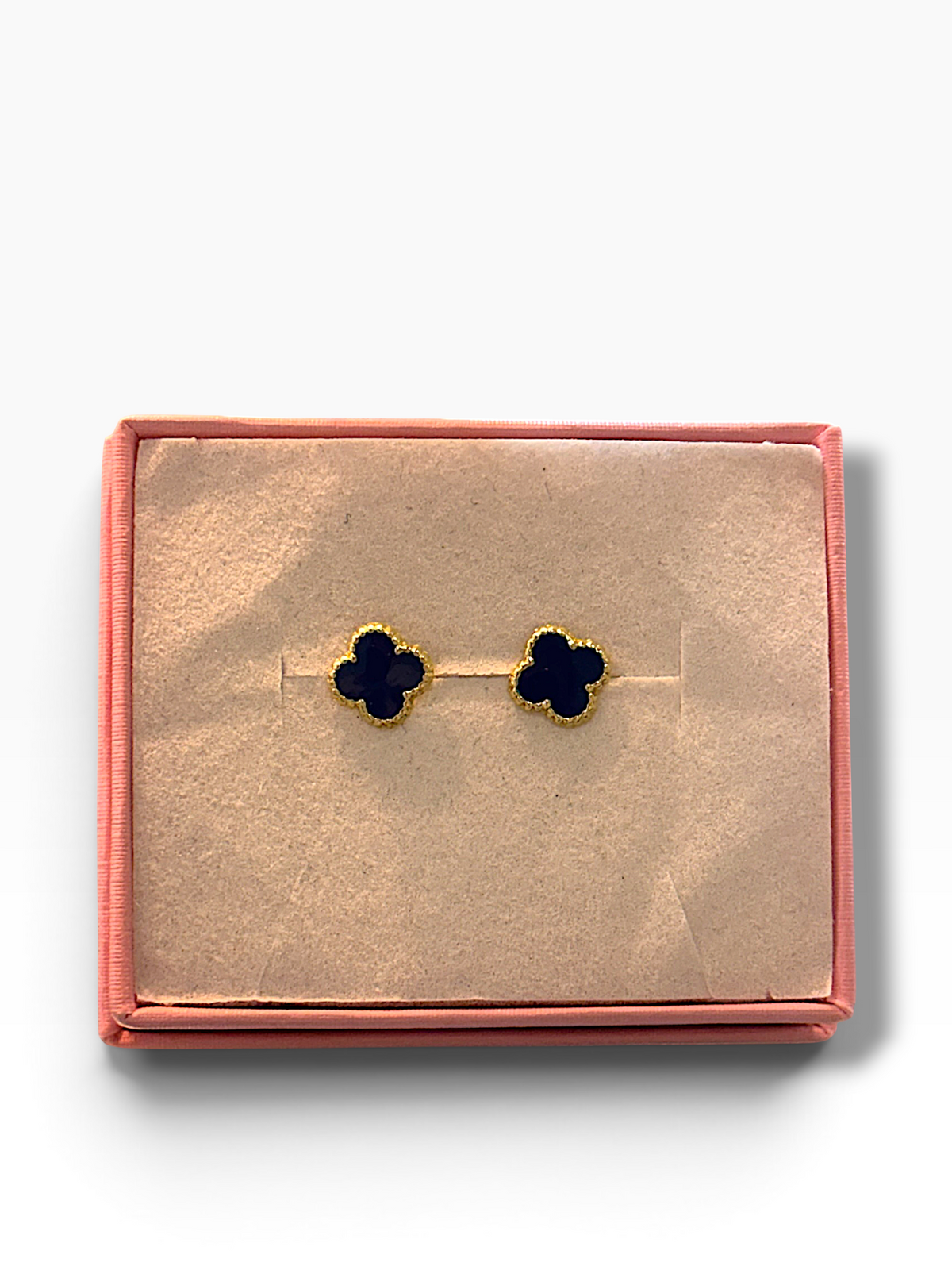 Broquel trébol negro con borde perlado en oro de 10K, joyería ROMA, diseño elegante y detallado.