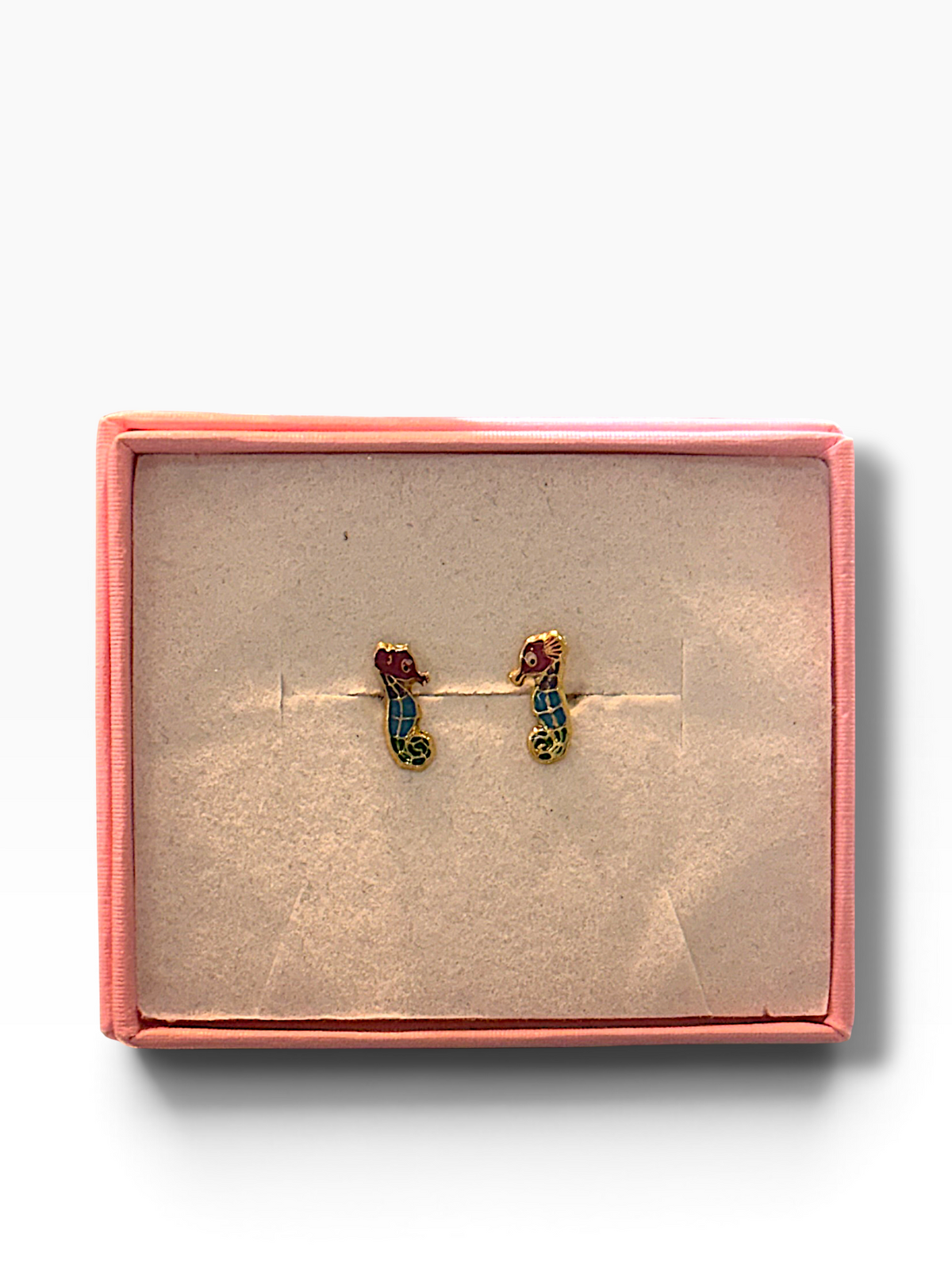 Broquel con caballito de mar en esmalte y oro 10K, joyería de diseño elegante y detallado, ideal para accesorios de joyería.