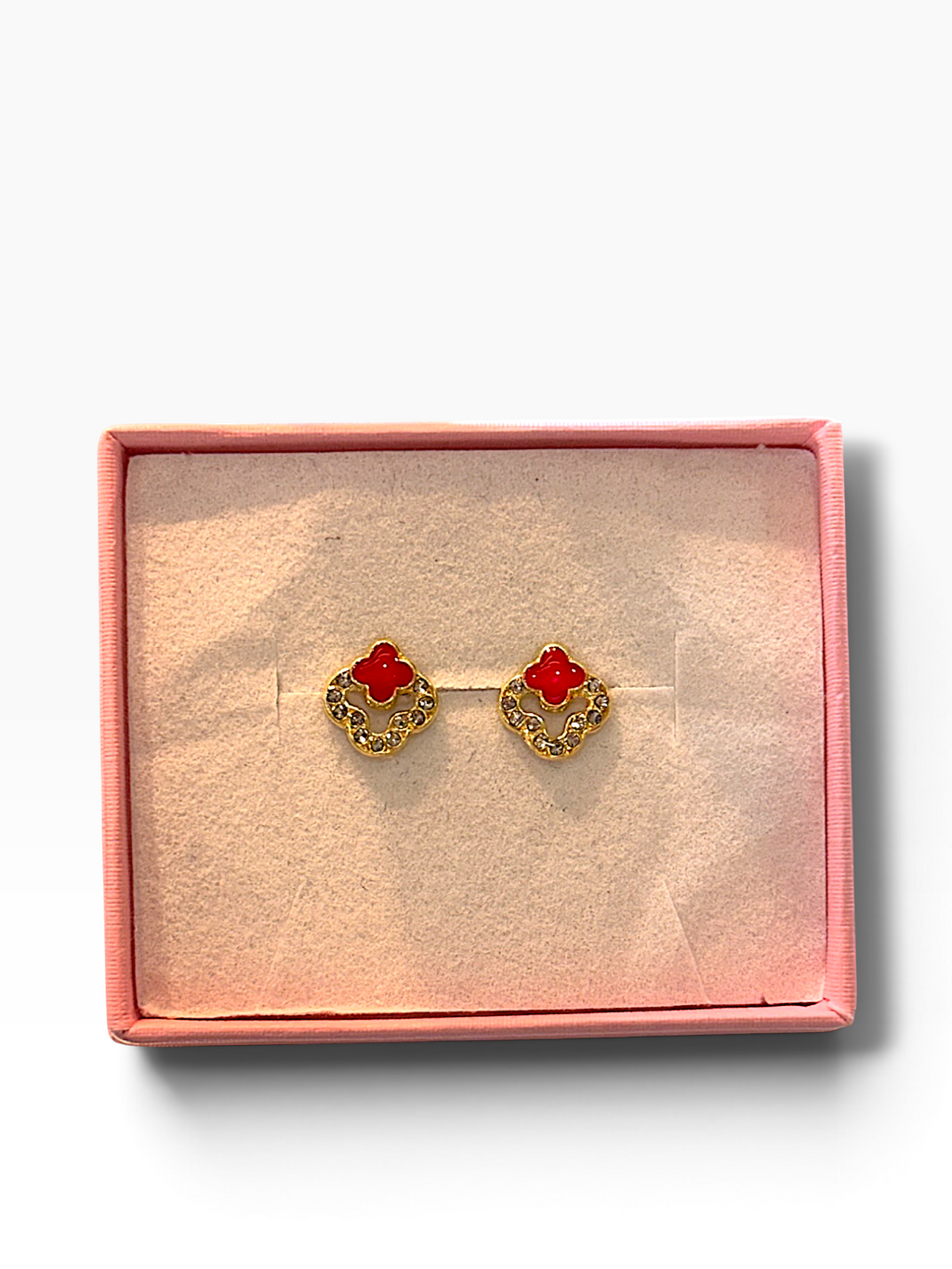 Broquel de trébol con zirconia en oro de 10 quilates, joyería ROMA, muestra detalles del diseño y brillo de la piedra.