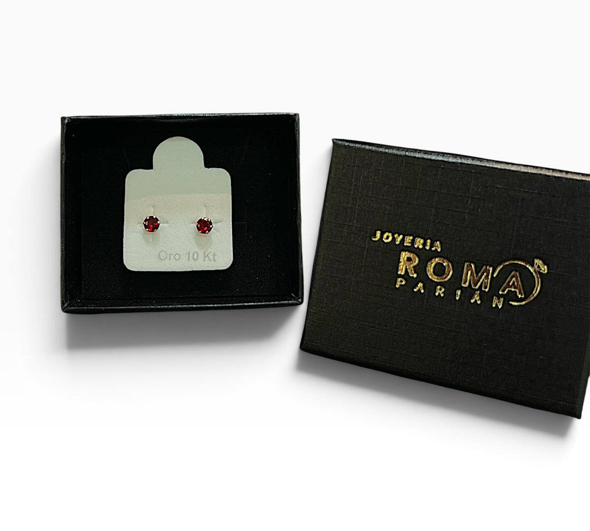 Arete recto de color oro de 4 mm en oro 10K de Joyería ROMA, con acabado brillante y diseño clásico.