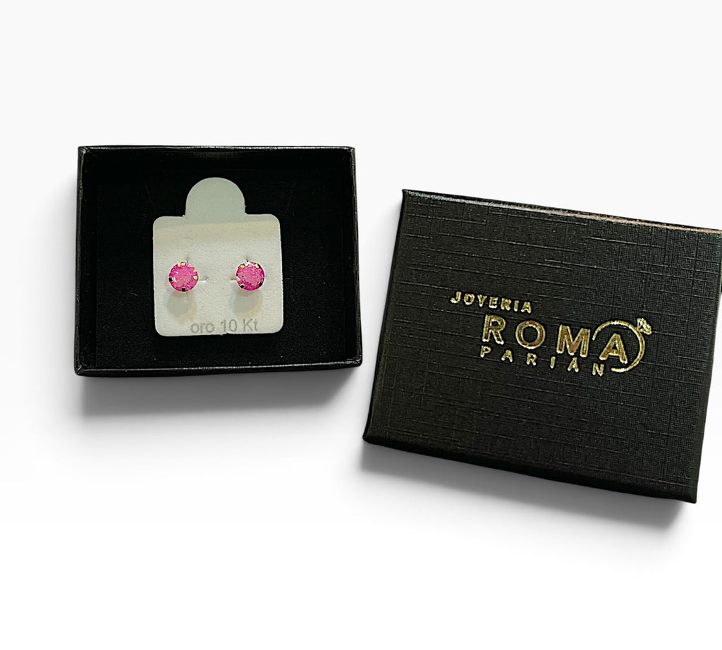 Arete recto de 7mm en oro 10K de Joyería ROMA, acabado brillante y elegante, visible en la imagen.