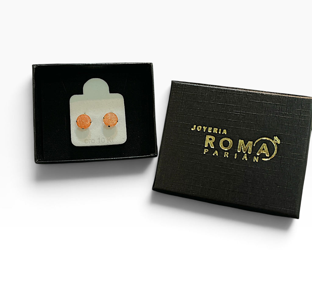Arete recto de oro 10K color dorado, tamaño 7mm, de la joyería ROMA, visible en la imagen.