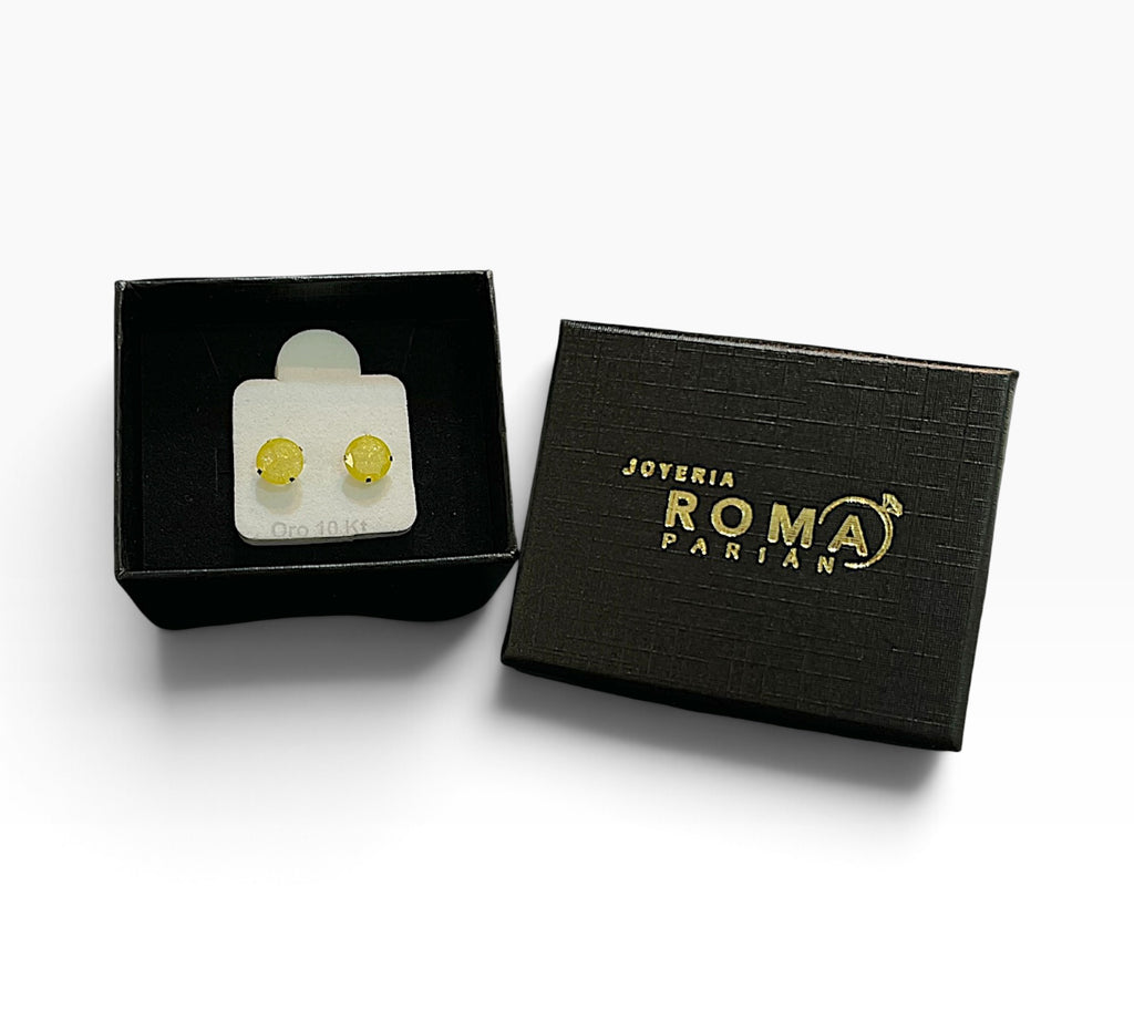 Arete recto de oro 10K en color dorado, joyería ROMA, con acabado brillante y diseño elegante.
