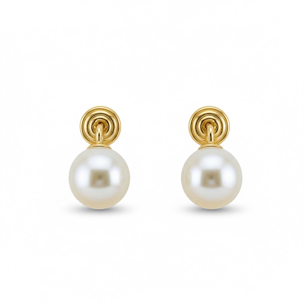 Broquel de perla en oro 10K de Joyería ROMA, con diseño elegante y detalles finos en color dorado y perlas blancas.