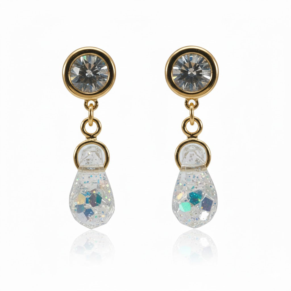 Broquel Gota Colgante en oro 10K de Joyería ROMA, con diseño de gota elegante y brillante acabado dorado.