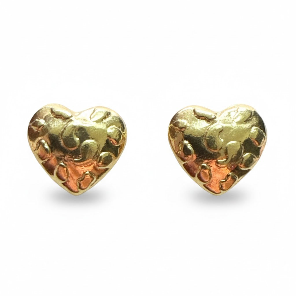 Broquel de corazón grabado en oro 10K de Joyería ROMA, con diseño elegante y acabado brillante.