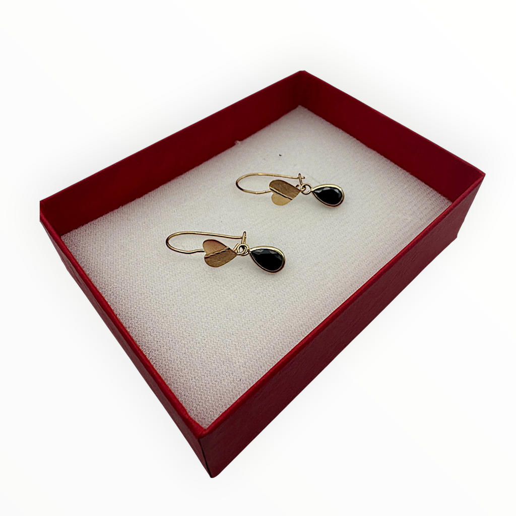 Aretes de Oro 10K con Corazón y Gota Negra