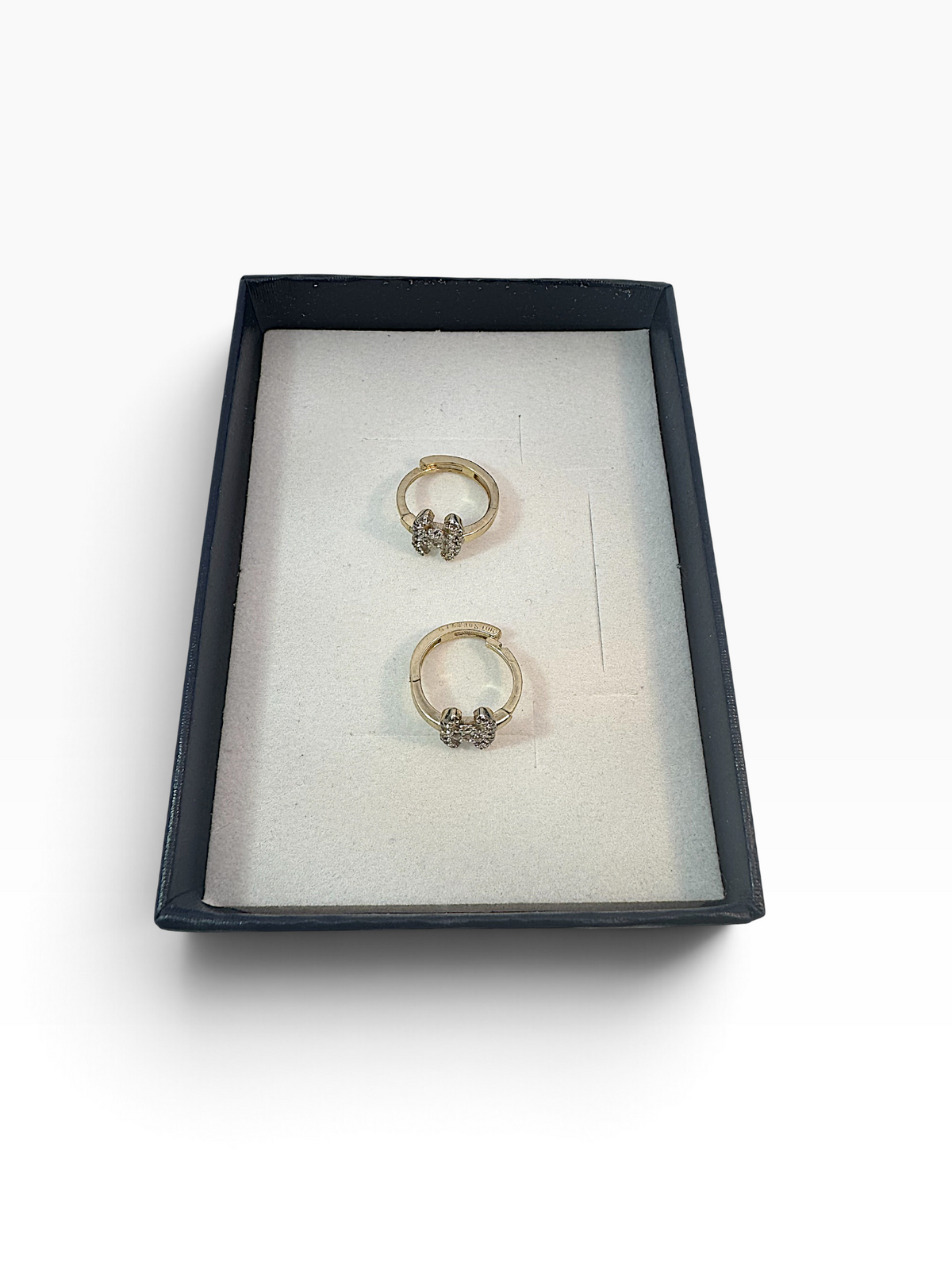 Aretes Huggie con Moño de Zirconias - Oro 10K