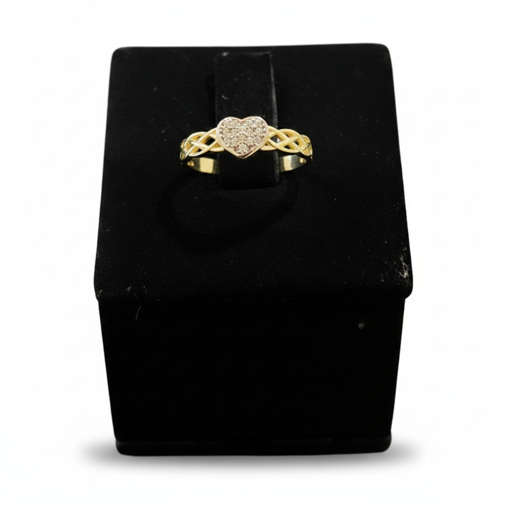 Anillo de Oro 10K Corazón con Zirconias y Diseño Entrelazado