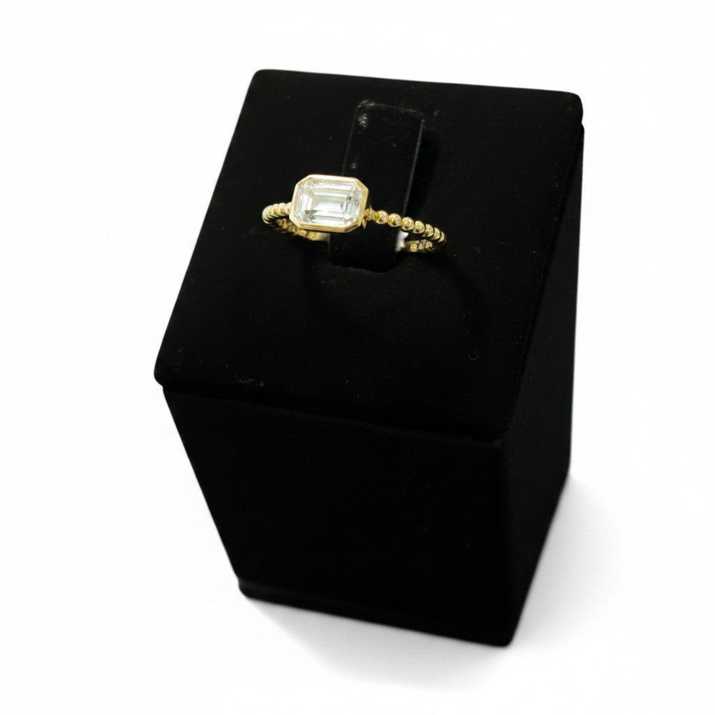Anillo Solitario Rectangular con Zirconia en Oro 10K