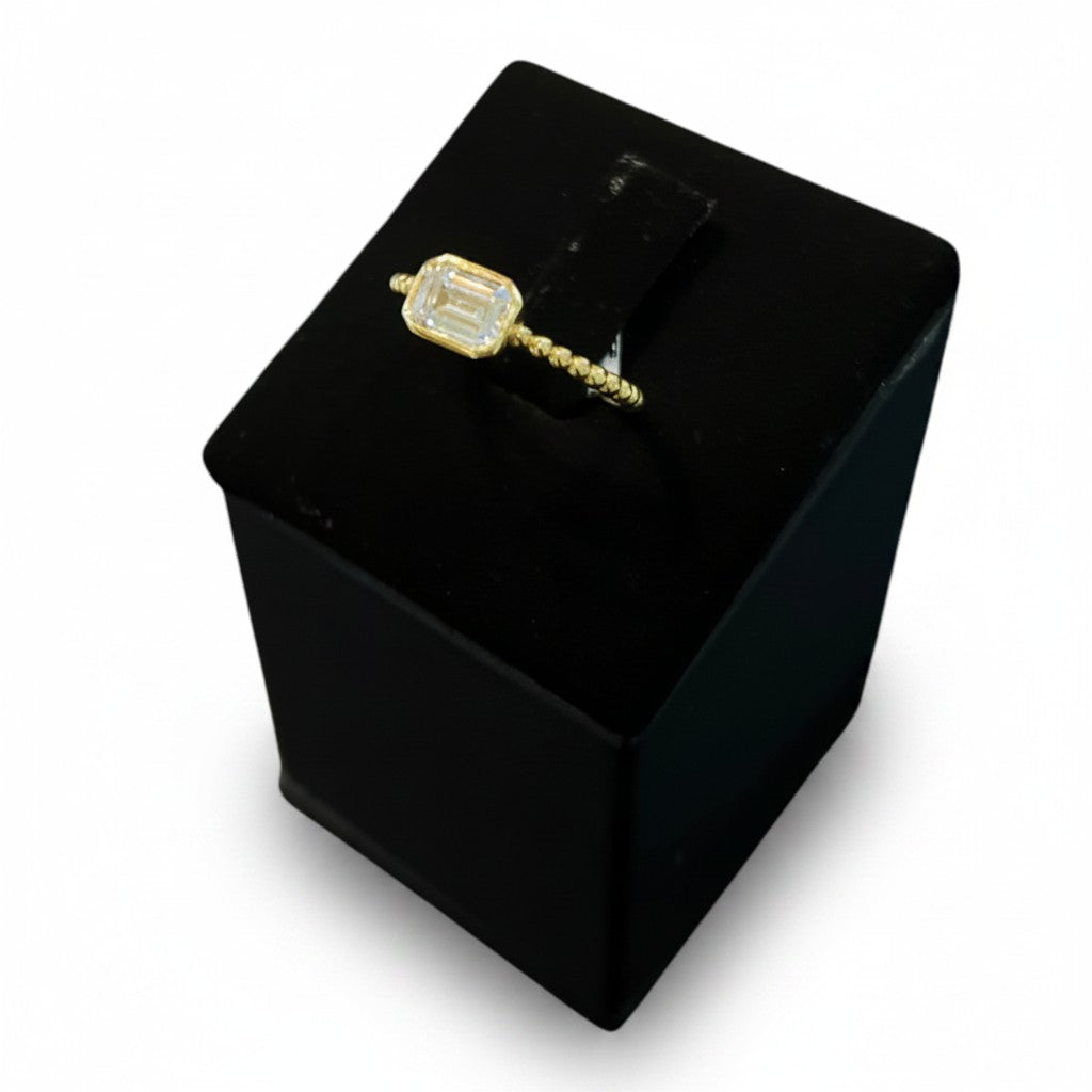 Anillo Solitario Rectangular con Zirconia en Oro 10K