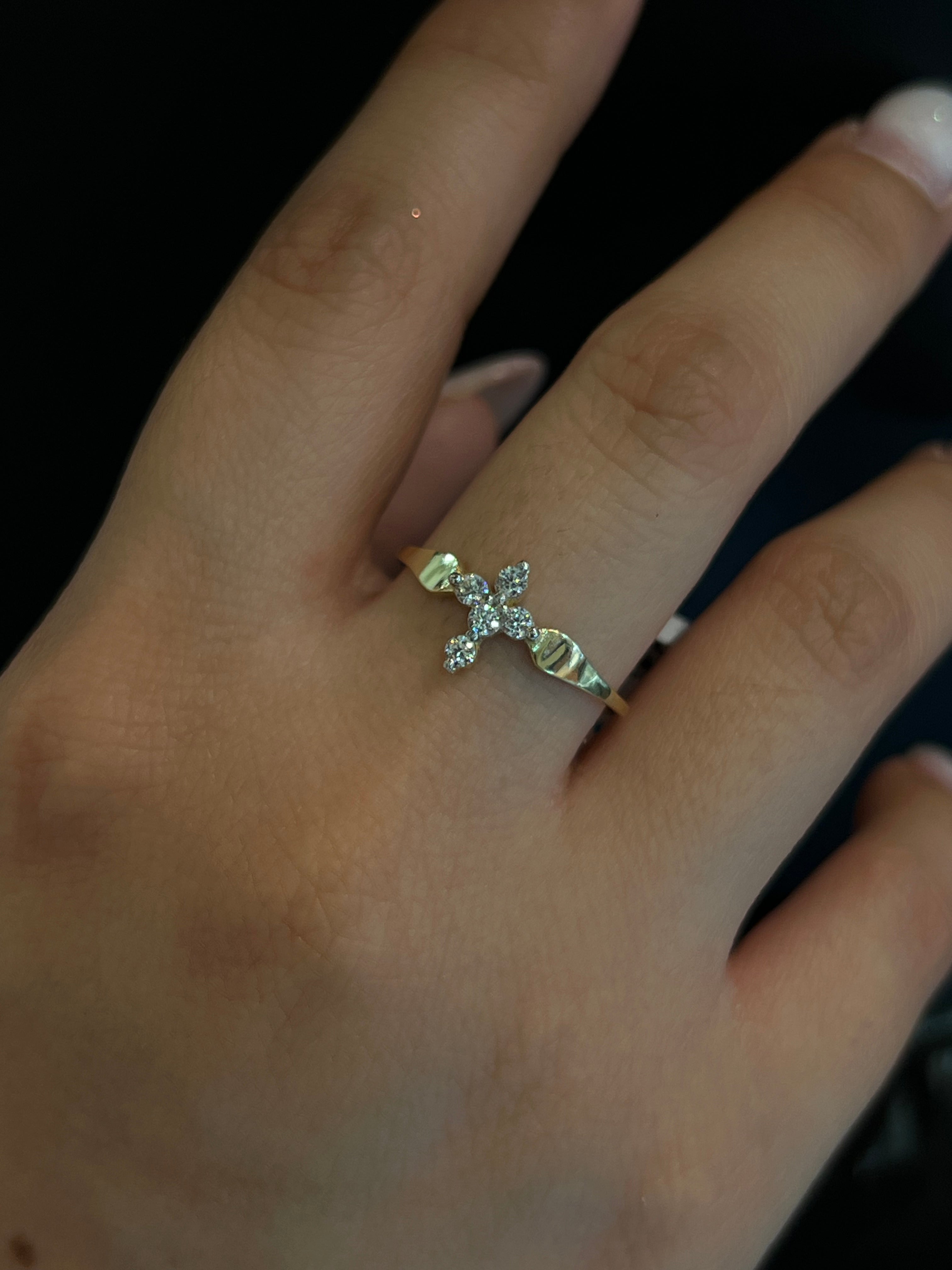Anillo Cruz con Zirconias de Oro 10K