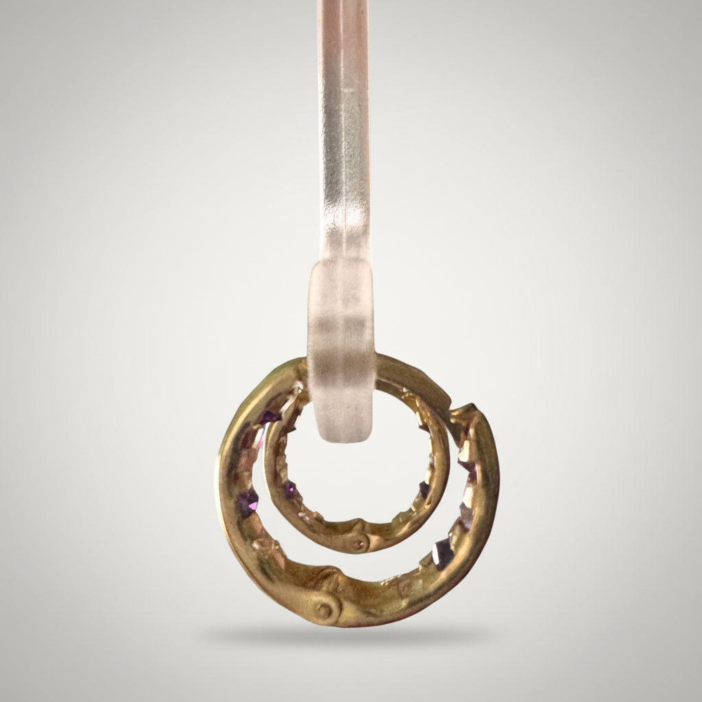 Arracadas Huggie Oro 10K con Zirconias Moradas