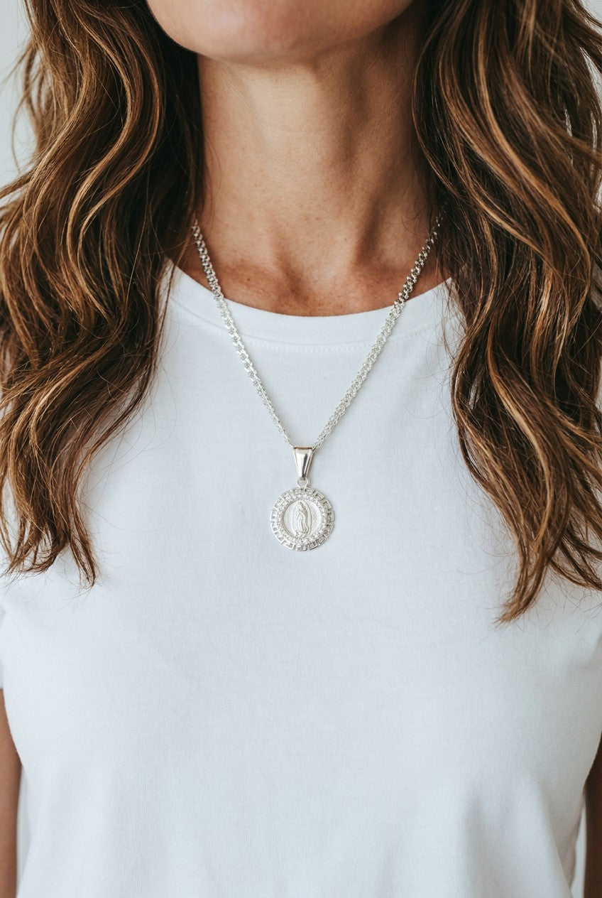 Dije Redondo Virgen de Guadalupe con Zirconias – Plata .925