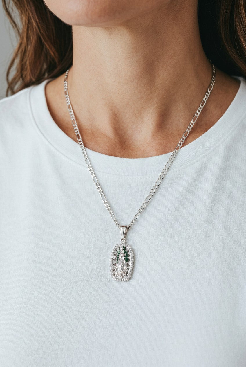 Dije Virgen de Guadalupe con Zirconias Verdes – Plata .925