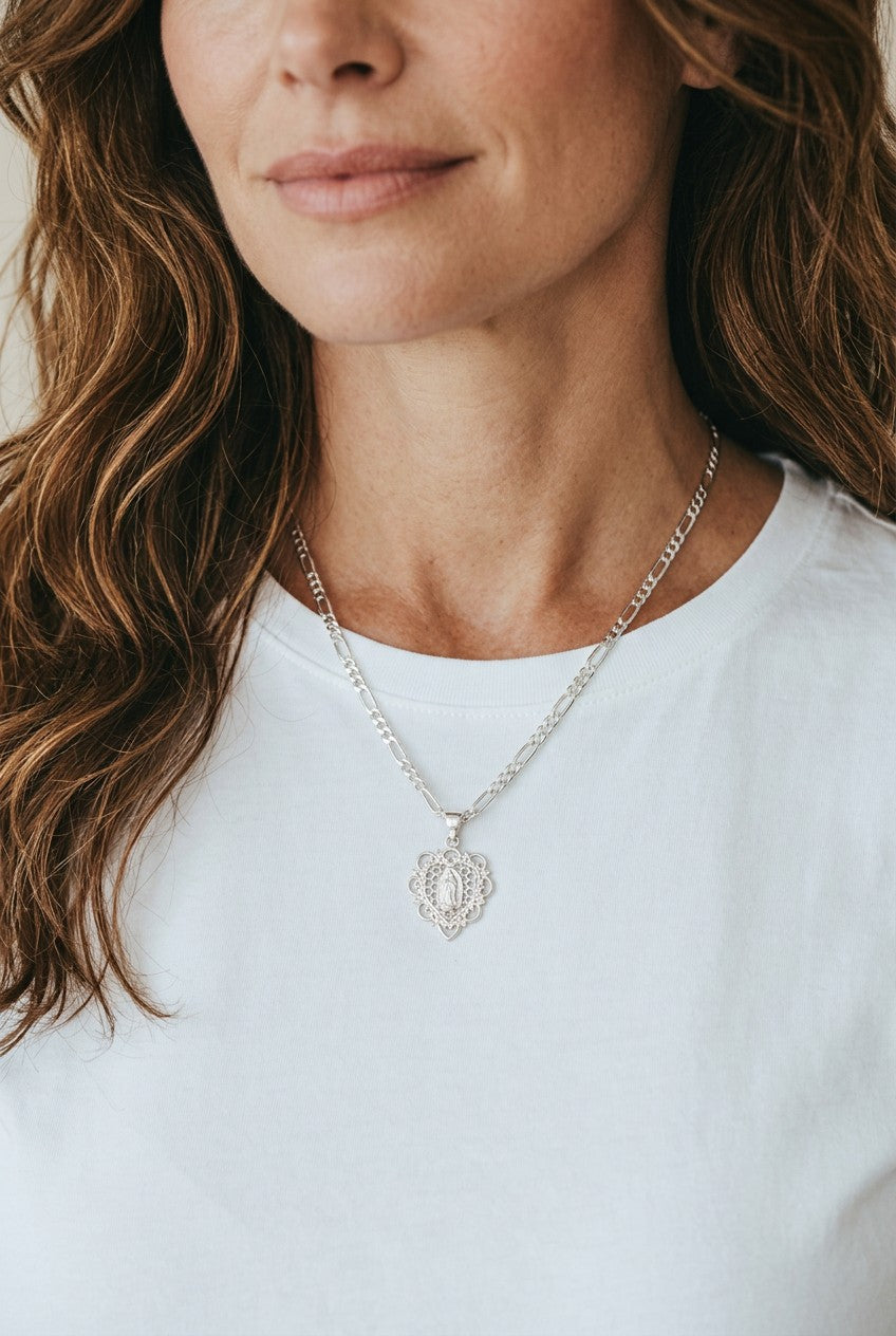 Dije Corazón Calado con Virgen de Guadalupe – Plata .925