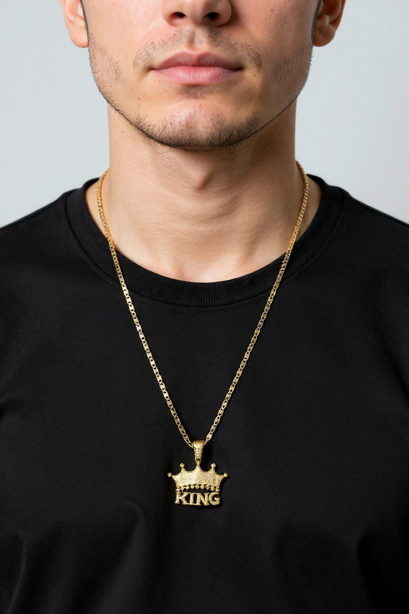 Dije King con Corona de Oro 10K – Grande con Zirconias