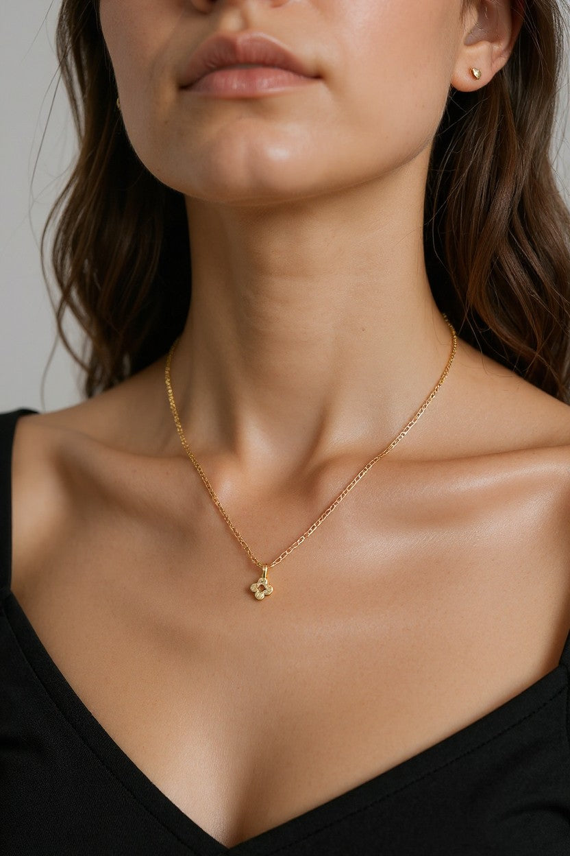 Dije Mini Trébol con Zirconias – Oro 10K