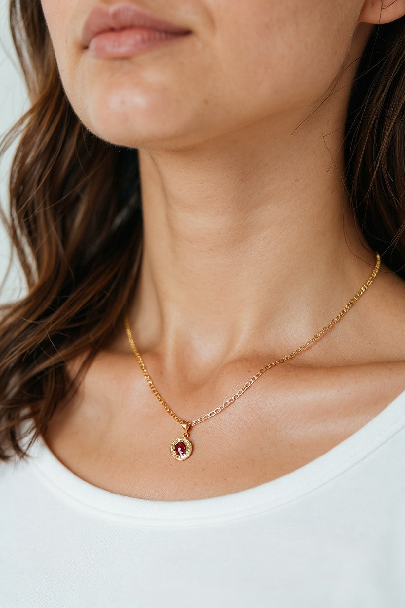 Dije Mini con Zirconia Roja – Oro 10K